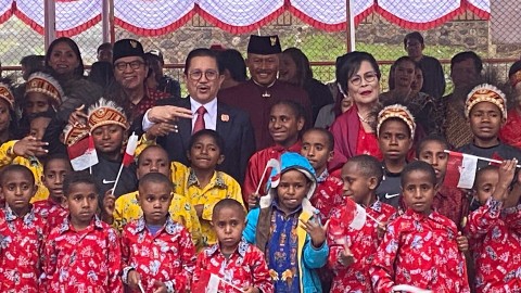 Presiden Direktur PT Freeport Indonesia (PTFI), Tony Wenas bersama anak-anak Asrama Tomawin, Foto: Faris/Papua60detik