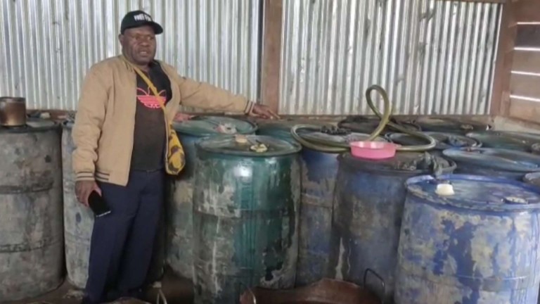 Tampak Kepala Dinas PUPR Dogiyai, Ancelino Antonius Gobai dan 8 drum solar. Foto : Screenshot