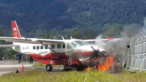 pesawat-caravan-terbakar-di-bandara-aminggaru-ilaga