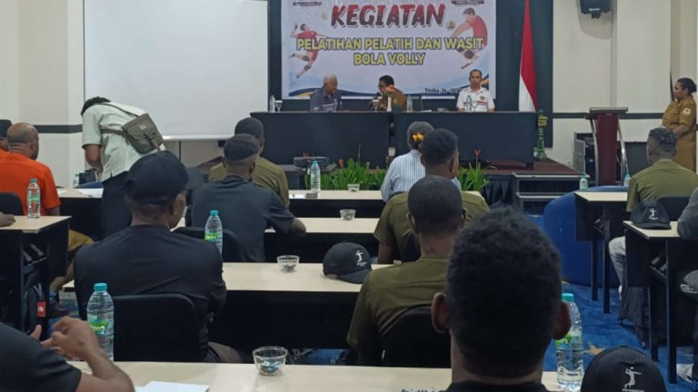 disparbudpora-tingkatkan-kualitas-pelatih-dan-wasit-voli-mimika