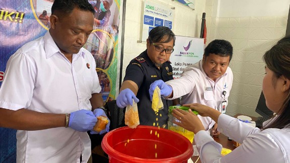 loka-pom-mimika-musnahkan-11000-tablet-obat-ilegal-senilai-rp55-juta