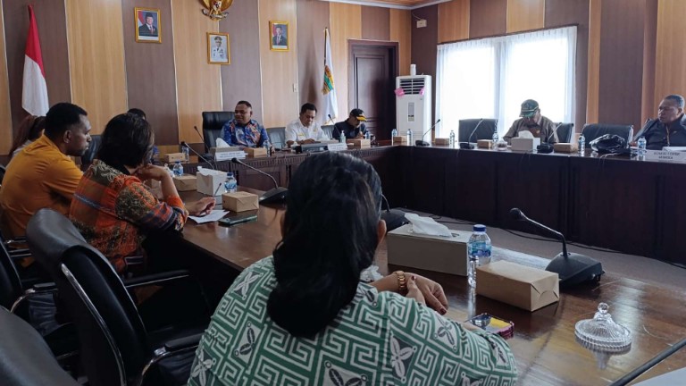 komisi-i-dprk-mimika-tinjau-penataan-puspem-dorong-ruang-publik-yang-nyaman-dan-estetis