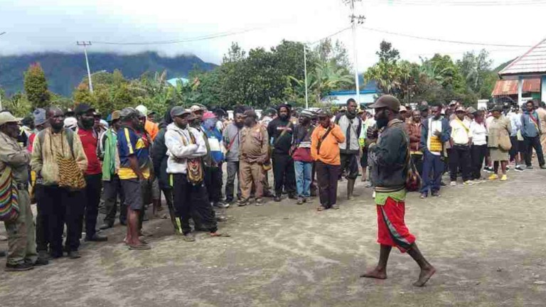 honorer-dogiyai-demo-tuntut-sk-kepala-bkpsdm-bilang-begini