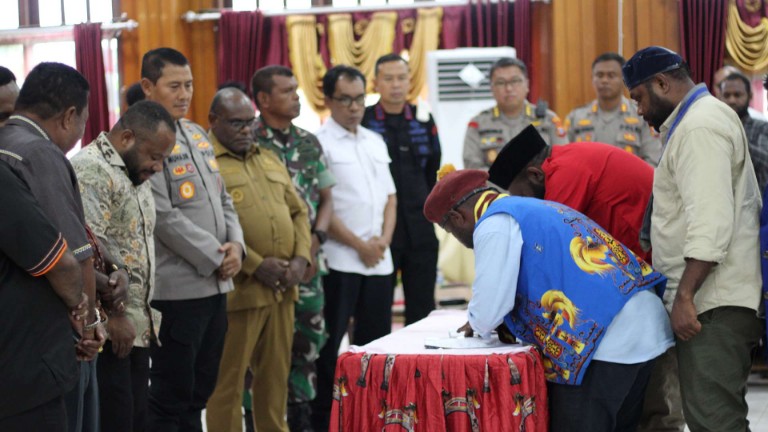cipayung-plus-papua-tengah-serahkan-aspirasi-ketua-dpr-kami-teruskan-ke-pusat