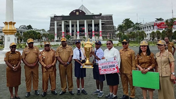juara-umum-di-ajang-multi-event-sma-negeri-1-timika-dapat-uang-pembinaan-rp100-juta