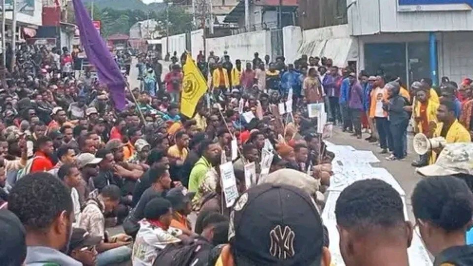 Ribuan Mahasiswa di Jayapura Papua turun jalan desak penarikan militer organik dan non organik & bebaskan 4 tapol di Sorong. Foto: Istimewa