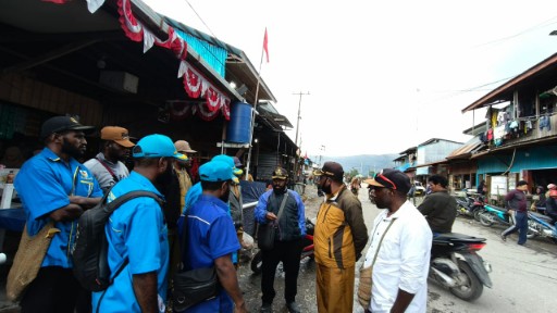 Komite Nasional Pemuda Indonesia (KNPI) Kabupaten Deiyai turun lapangan untuk mengecek harga sembako di Pasar Waghete,Selasa (2/9/2025) siang. Foto: Istimewa