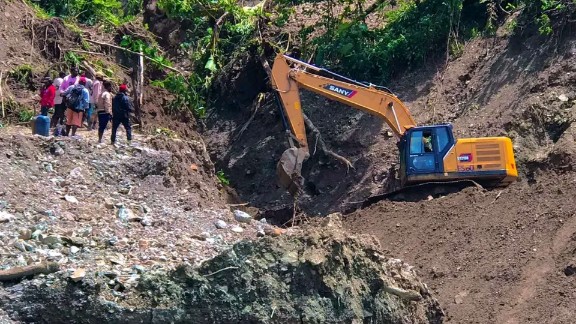 Tampak longsor jalan trans Nabire-Paniai KM 139. Foto: Istimewa