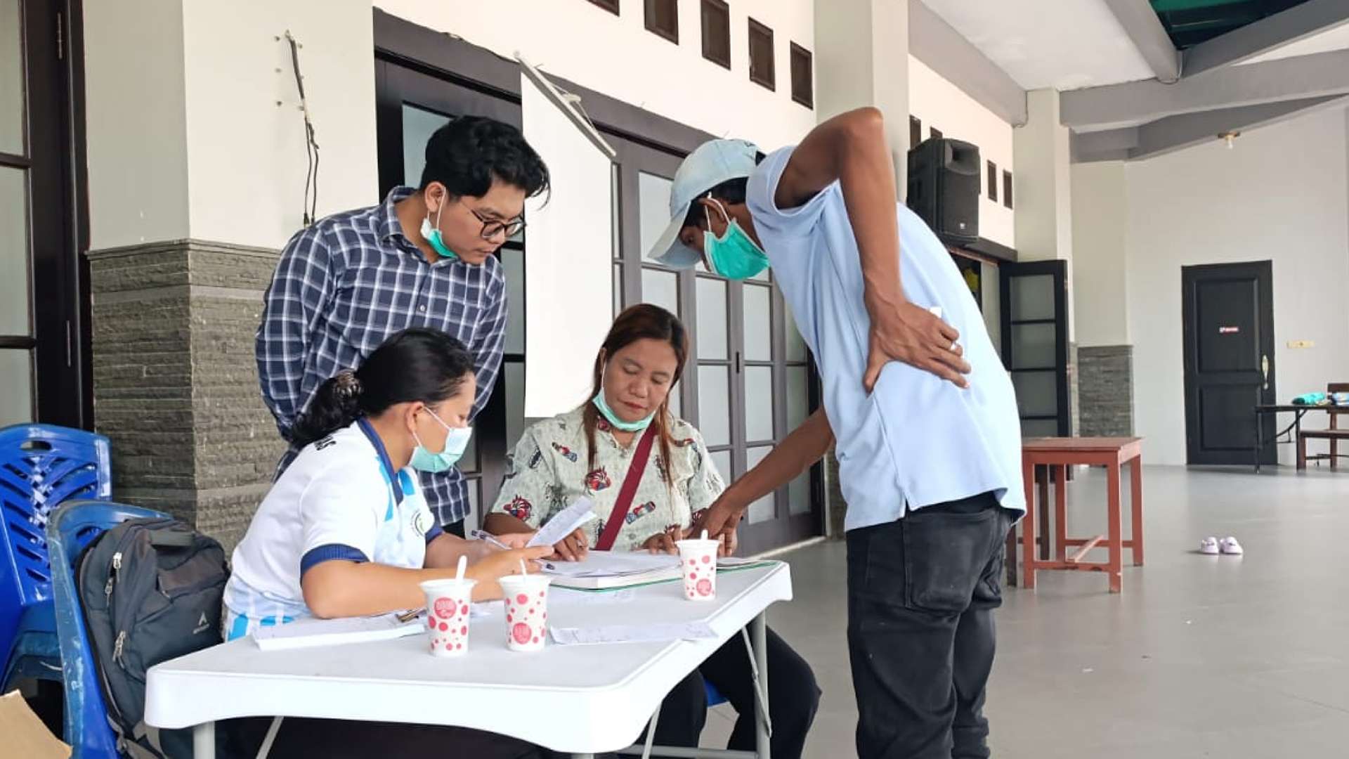 Umat Gereja Katolik Katedral Tiga Raja, Timika memeriksakan diri pada kegiatan cek kesehatan gratis yang dilaksanakan oleh gereja bekerja sama dengan Puskesmas Timika., foto: Martha/ Papua60detik