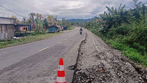 Pelebaran jalan Raya Menuju pusat pemerintahan Nabire-wanggar Foto : Elias Douw/ Papua60detik