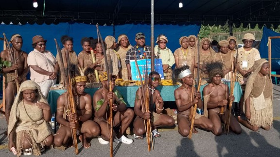 pelajar-dogiyai-kampiun-festival-budaya-papua-tengah-2025