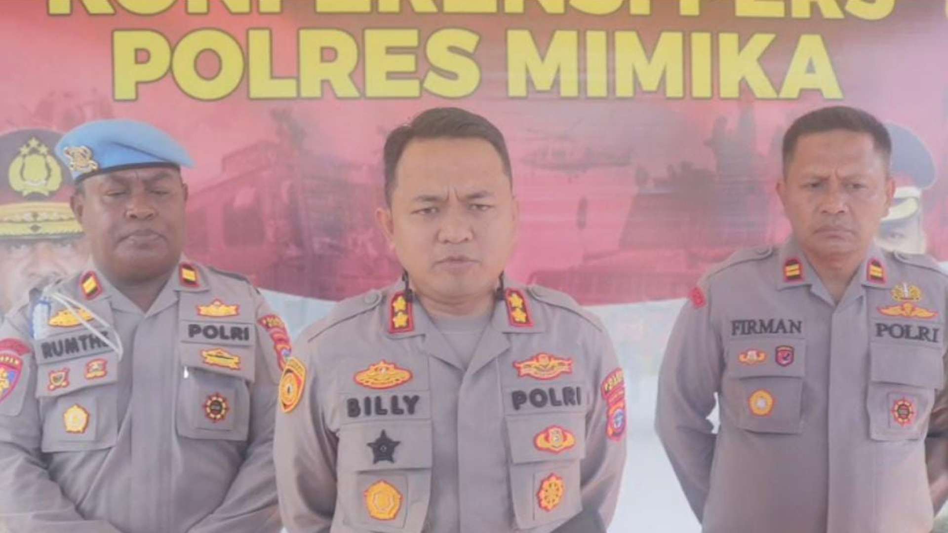 Kapolres Mimika AKBP Billyandha Hildiario Budiman didampingi Kasie Propam dan Kapolsek Tembagapura klarifikasi terkait video viral anggota Polsek gunakan mobil operasional untuk taksi gelap. Foto: Eka/ Papua60detik