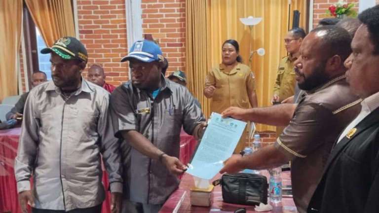 mahasiswa-dan-masyarakat-dogiyai-serahkan-aspirasi-tolak-dob-mapia-raya-ke-dpr-pt