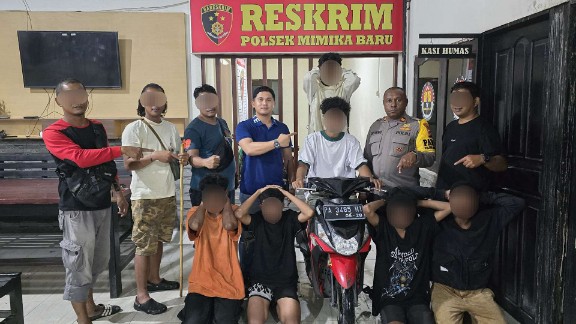 Unit Reskrim Polsek Mimika Baru menangkap lima pelaku bekal dan kekerasan di Timika. Foto: Istimewa