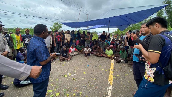 Ketua Komisi IV yang juga Ketua Fraksi Gerindra, Elinus Balinol Mom temui buruh TKBM di Aksi Pemalangan Pelabuhan Pomako. Foto: Faris/ Papua60detik