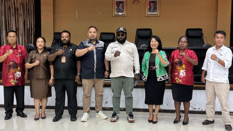 komisi-ii-dprk-mimika-dorong-produksi-pakan-ternak-lokal-tekan-harga-daging-dan-bibit-babi