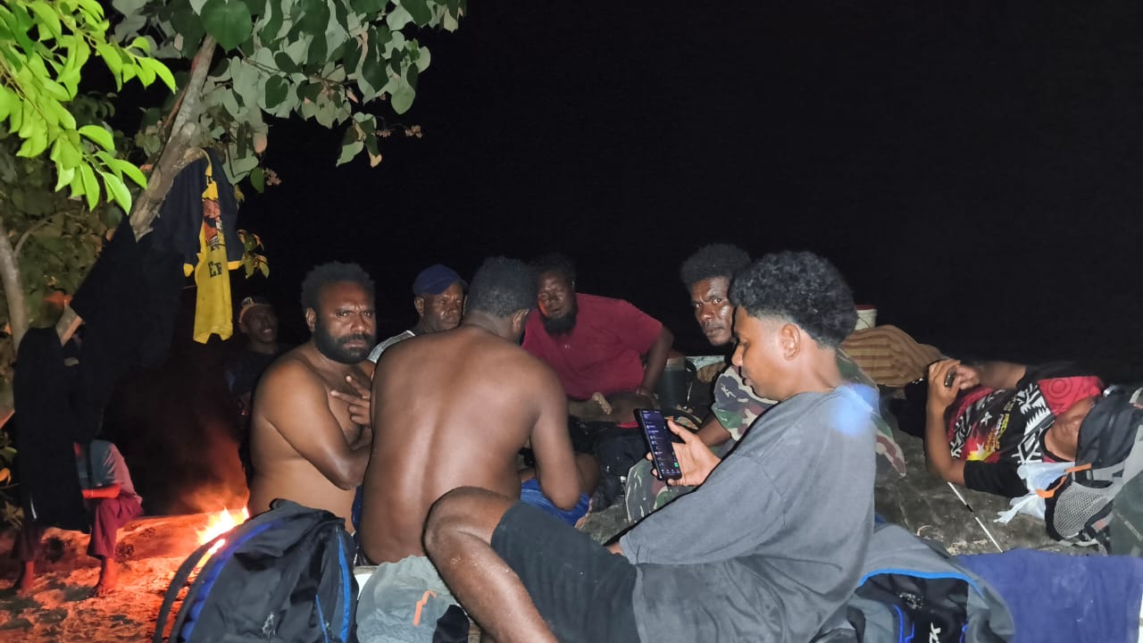 Rombongan kunjungan kerja Gubernur Papua Selatan bermalamdi muara kali Bian. Foto : Jamal/Papua60detik.id