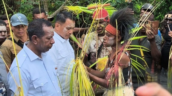 gubernur-apolo-singgung-soal-pembangunan-jembatan-wayau-lambat