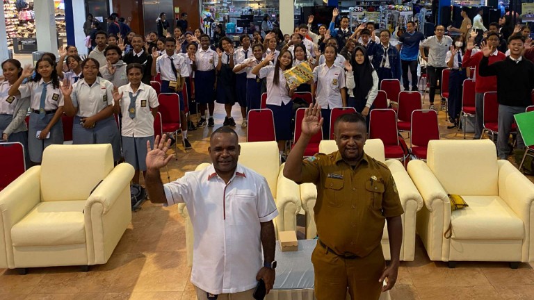 elinus-mom-gaungkan-gerakan-kopas-pemuda-bergerak-mimika-bersih