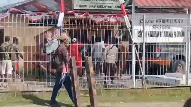 buntut-kecelakaan-warga-serang-polsek-pelabuhan-pomako