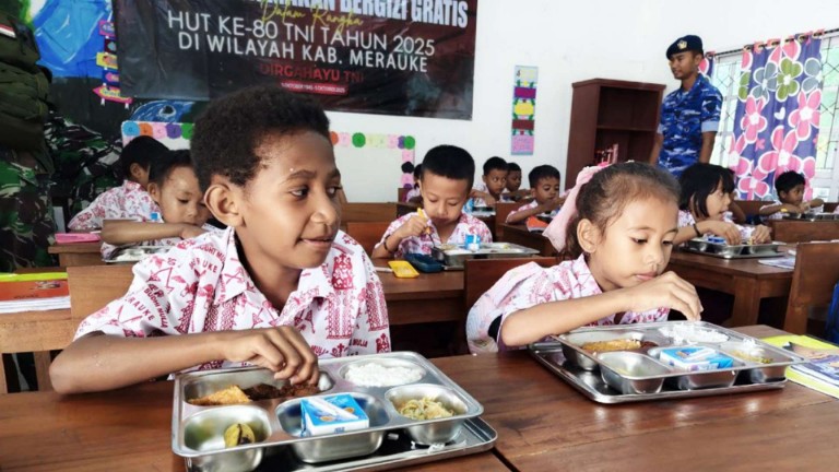 560-siswa-sd-budhi-mulia-merauke-dapat-makanan-bergizi-gratis-dari-tni
