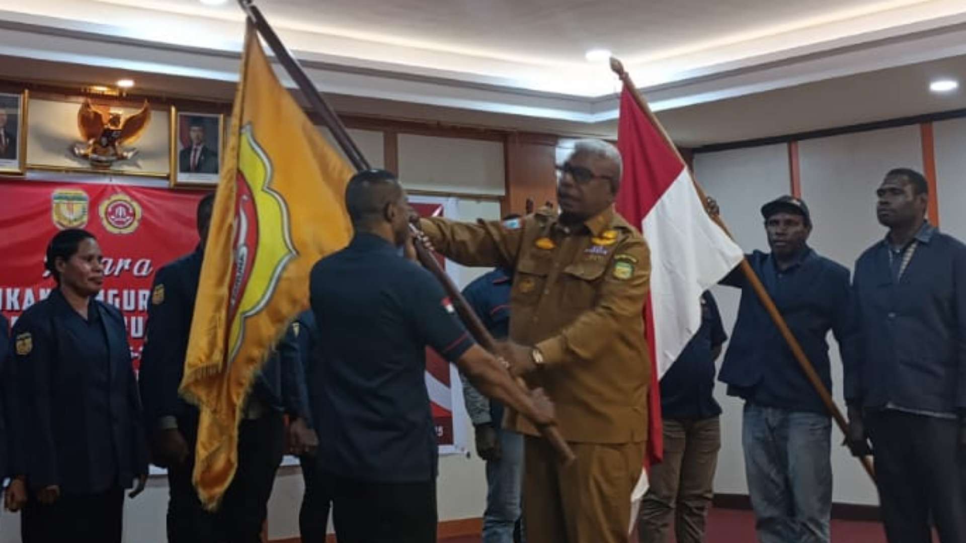 bupati-kukuhkan-pengurus-karang-taruna-mimika-periode-2025-2030