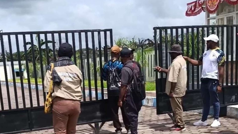 hapak-gembok-kantor-dinas-pendidikan-mimika