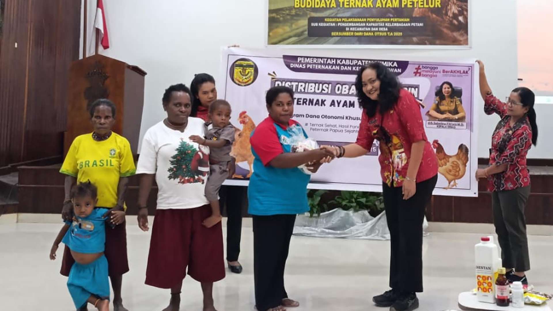 dinas-peternakan-mimika-latih-peternak-oap-budidaya-ayam-petelur