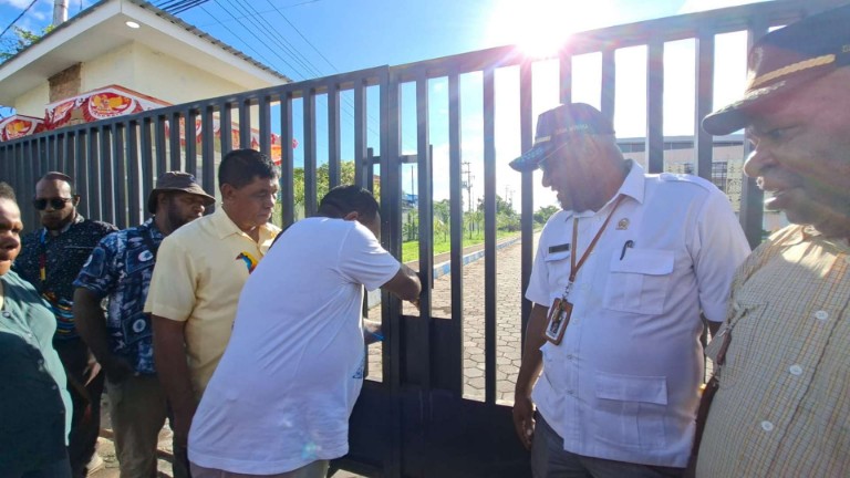 dimediasi-anggota-dprk-gembok-gerbang-dinas-pendidikan-dibuka