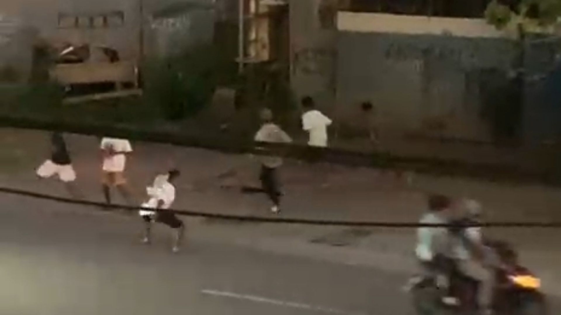 Tawuran antar dua kelompok remaja di kawasan Nawaripi, Foto: Screenshot video