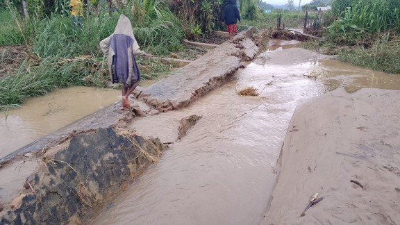 kampung-pugatadi-2-diterjang-banjir-pagar-gereja-roboh
