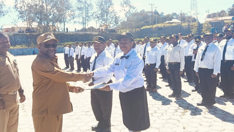 serahkan-sk-thk2-dan-pppk-bupati-deiyai-pemalas-akan-dicoret