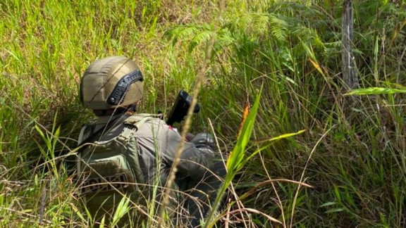 aparat-pukul-mundur-pasukan-kodap-xv-ngalum-kupel-pembakar-puskesmas-di-kiwirok