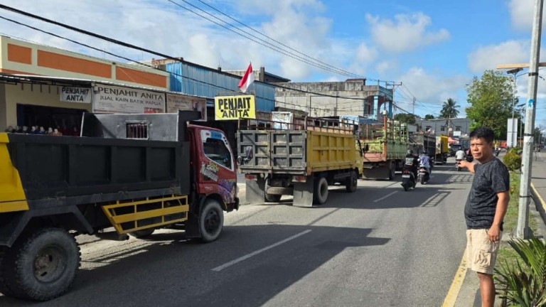 mobil-antri-hingga-1-km-di-spbu-nawaripi-dprk-curiga-distribusi-solar-bermasalah
