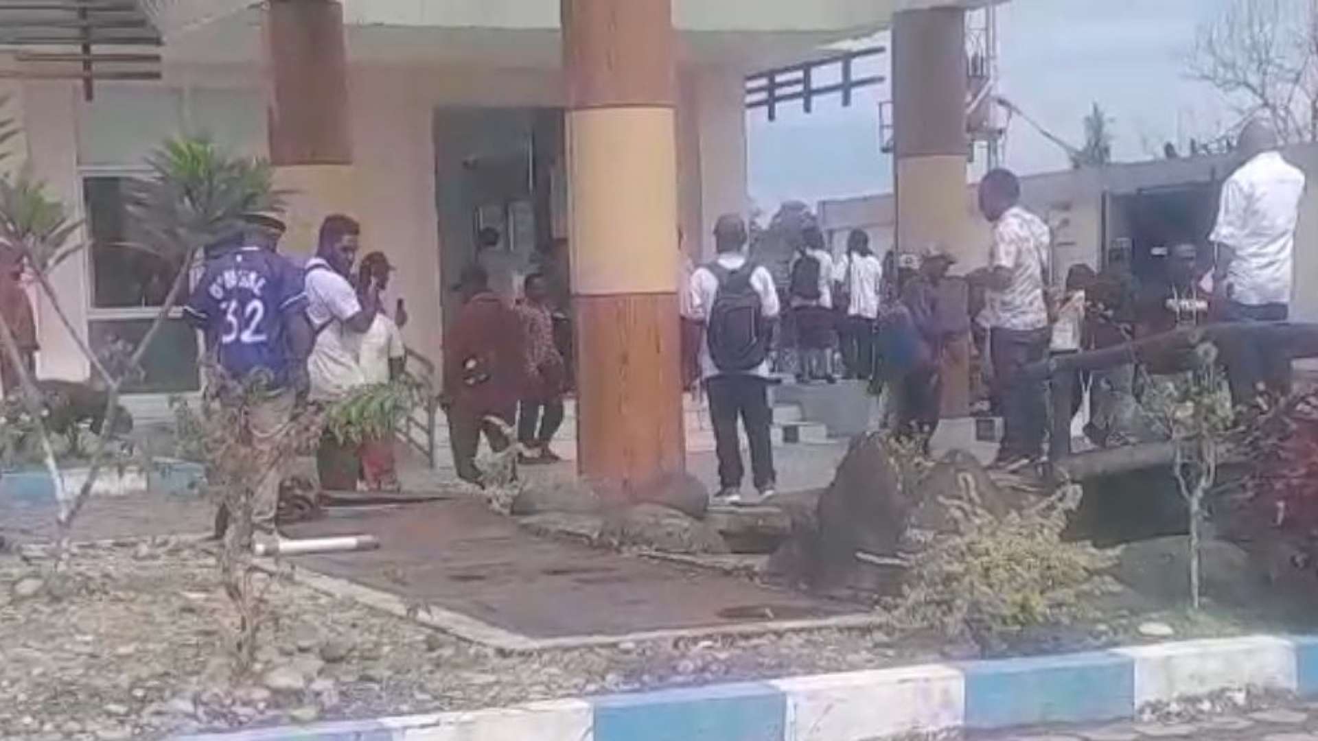 Tangkapan layar video aksi spontan kelompok mahasiswa yang menggeruduk Kantor Dinas Pendidikan Kabupaten Mimika. Foto: Istimewa