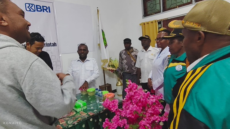 bupati-deiyai-apresiasi-produk-abon-ikan-nila-asli-danau-tigi