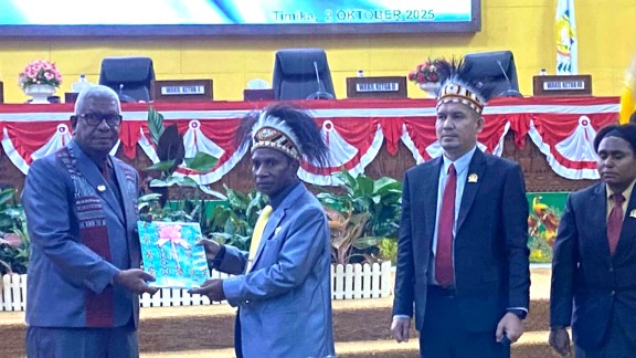 fraksi-dprk-mimika-setujui-delapan-ranperda-non-apbd-2025-jadi-perda