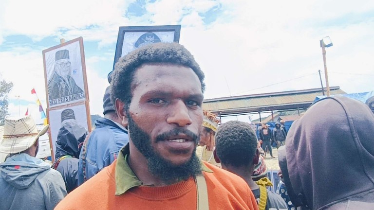 lukisan-portrait-yosias-mote-laku-di-ajang-hut-paniai