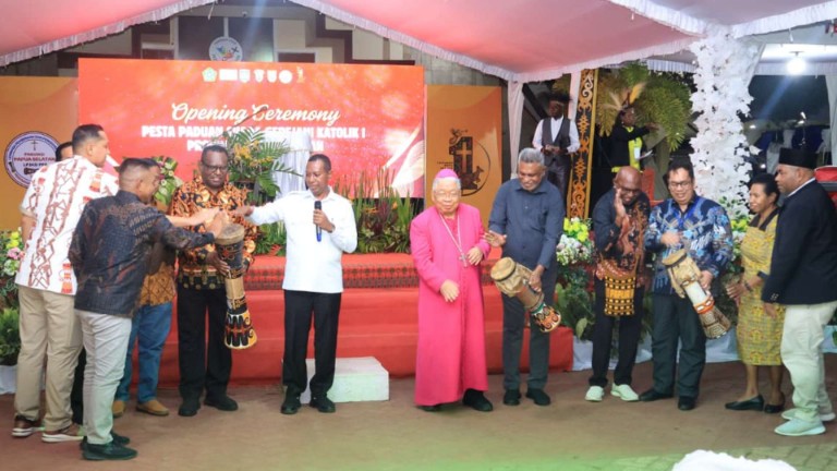 Pembukaan Pesparani I Papua Selatan ditandai dengan penabuhan tifa. Foto : Jamal/ Papua60detik