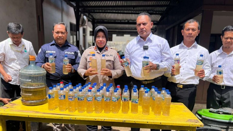 polres-merauke-bongkar-pabrik-miras-oplosan-siap-edar-empat-pelaku-ditangkap