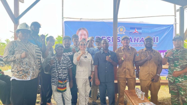 infrastruktur-dan-bansos-jadi-sorotan-dessy-putrika-tampung-keluhan-warga-logpon-iwaka