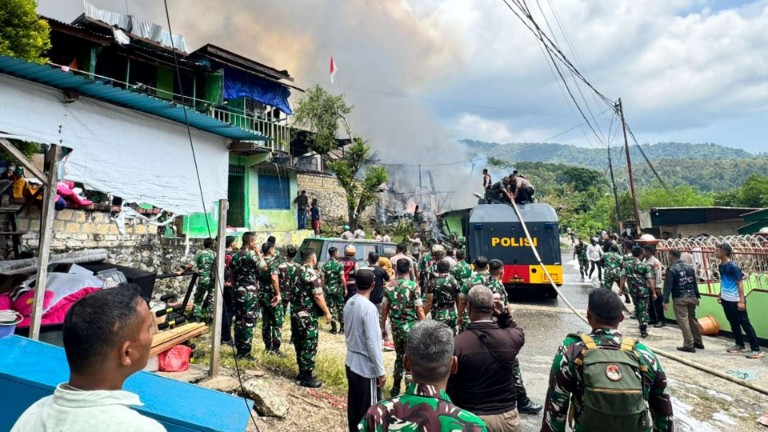 Kebakaran di Kompleks Kodam Lama Jalan Sukun Kelurahan Numbay, Distrik Jayapura Selatan, Jayapura Kota, Papua, Senin (6/10/2025). Foto: Istimewa