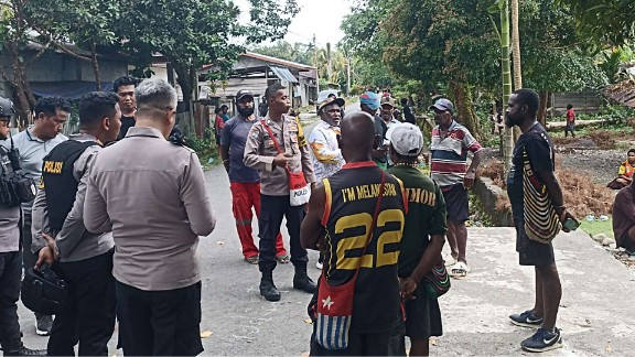 Aparat mengamankan bentrok di SP2 Timika. Foto: Eka/ Papua60detik