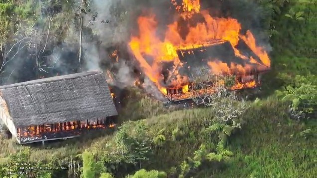 opm-ngalum-kupel-bakar-sekolah-di-pegunungan-bintang