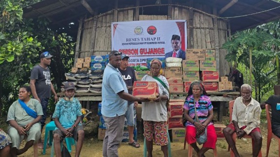 bandara-misi-noema-jadi-sorotan-warga-jita-saat-reses-anggota-dprk-simson-gujangge