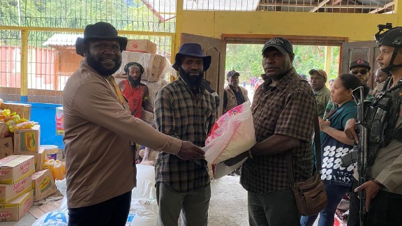 warga-banti-i-minta-pembangunan-jembatan-dan-sekolah-saat-reses-amos-jamang