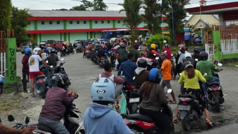 hut-ke-29-kabupaten-mimika-warga-sibuk-antri-bbm