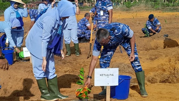 dukung-ketahanan-pangan-nasional-lanud-jandimara-tanam-500-bibit-jeruk-manis