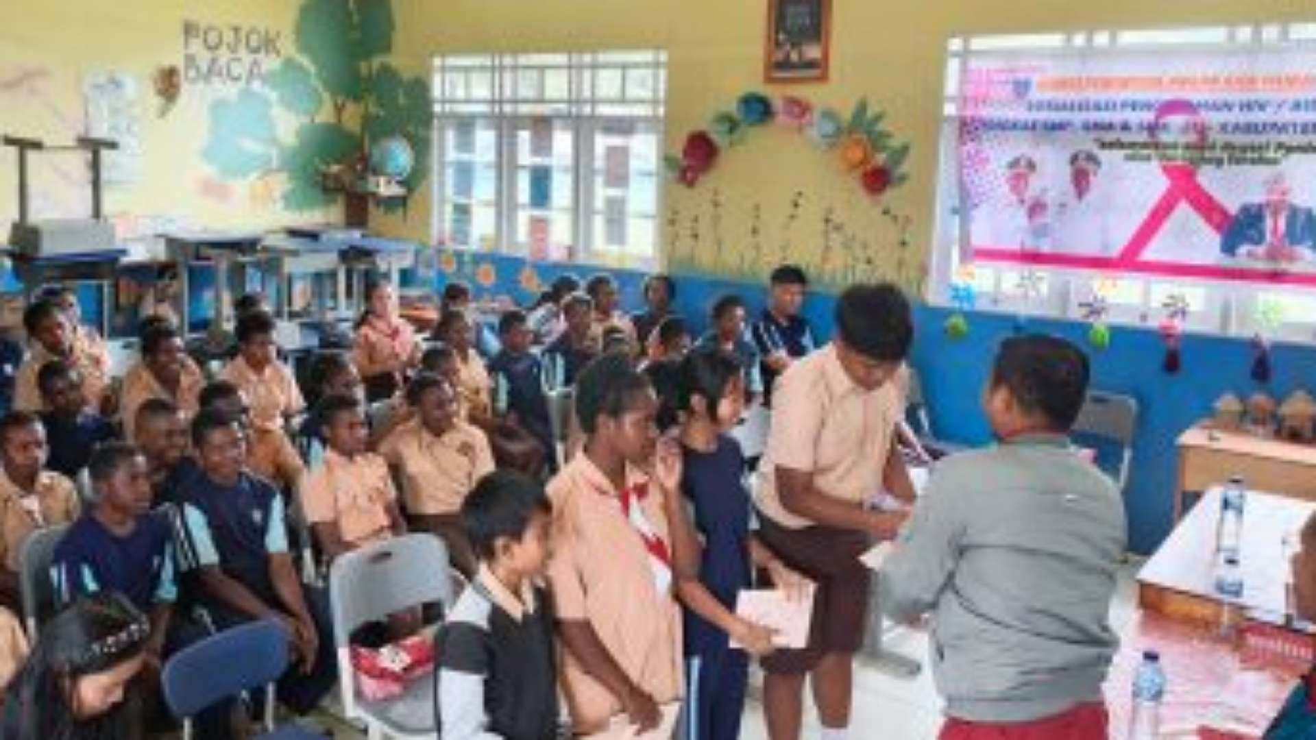 kpa-paniai-edukasi-bahaya-hivaids-di-smp-yppgi