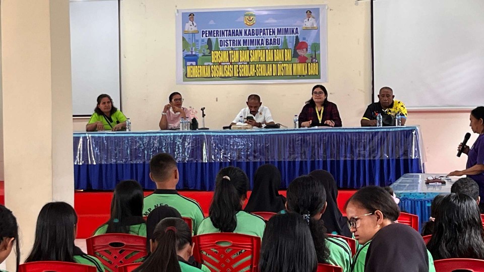 Distrik Miru sosialisasi bank sampah di SMP Negeri 2 Mimika, foto: istimewa